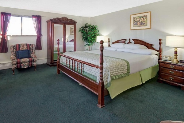 Studio Lodge Laramie image 40